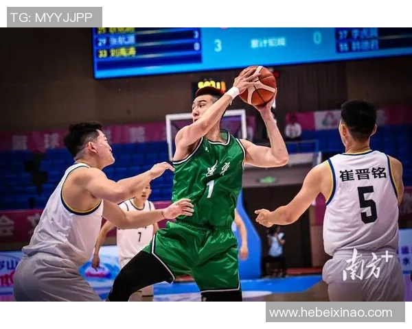 男篮蓝队迎战澳洲队全力争胜展现团队实力与拼搏精神