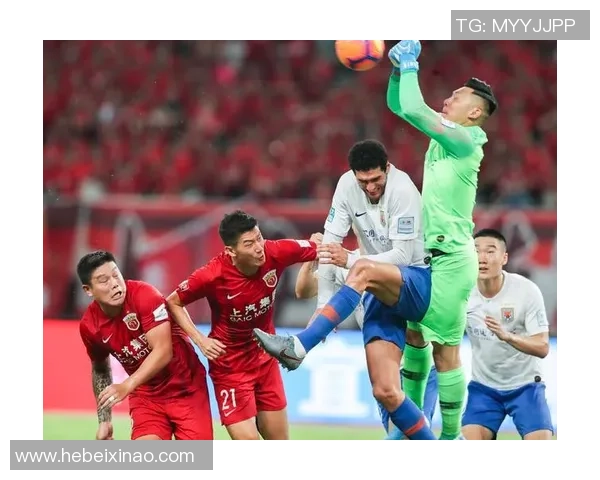 鲁能与上港比赛中越位争议引发热议球迷和专家各执己见